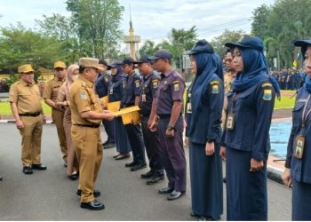 Gubernur Jambi Al Haris menyerahkan 625 Surat Keputusana (SK) Pegawai TIdak Tetap (PTT) dilingkup Dinas Pekerjaan Umum dan Perumahan Rakyat (PUPR) Provinsi Jambi/ foto: Istimewa