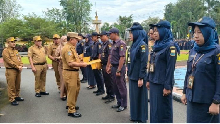 Gubernur Jambi Al Haris menyerahkan 625 Surat Keputusana (SK) Pegawai TIdak Tetap (PTT) dilingkup Dinas Pekerjaan Umum dan Perumahan Rakyat (PUPR) Provinsi Jambi/ foto: Istimewa