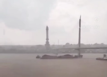 Kapal Tongkang Batubara Tabrak Tiang Fander Jembatan Gentala Arasy Jambi depan Rumah Dinas Gubernur/ foto: istimewa