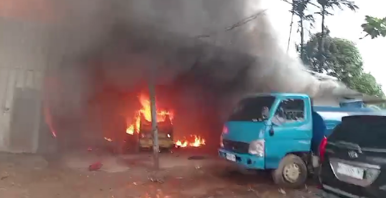Gudang Diduga Penimbunan Minyak Ilegal di Jalan baru Jambi Ludes Terbakar/ foto: istimewa