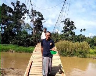Penampakan jembatan gantung sungai tabir Desa Rantau Limau Manis/ foto: Ampar