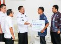 Bupati Muba Toha Serahkan Santunan Jaminan Kematian kepada Ahli Waris Pekerja Rentan