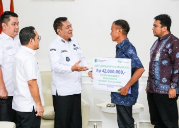 Bupati Muba Toha Serahkan Santunan Jaminan Kematian kepada Ahli Waris Pekerja Rentan