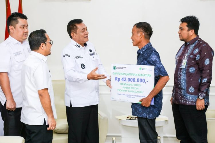 Bupati Muba Toha Serahkan Santunan Jaminan Kematian kepada Ahli Waris Pekerja Rentan
