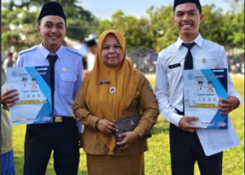 Peno dan Febri menerima SK Pengangkatan CPNS Formasi 2024/ foto: istimewa