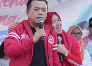 Gubernur Jambi Al Haris dan Isteri Hj Hesnidar Haris/ foto: istimewa