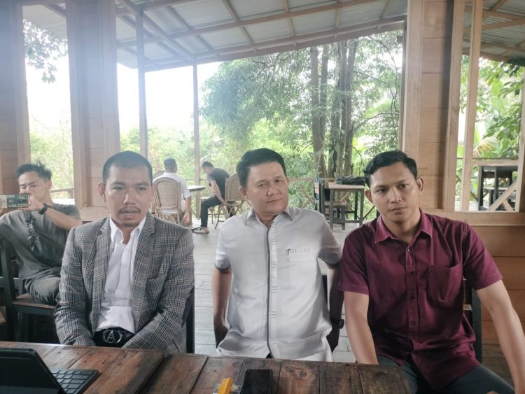 Afriasnyah didampingin kliennya SL dan DA saat konferensi pers, Rabu 23 Juli 2025 sore/ foto: ampar