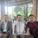 Afriasnyah didampingin kliennya SL dan DA saat konferensi pers, Rabu 23 Juli 2025 sore/ foto: ampar