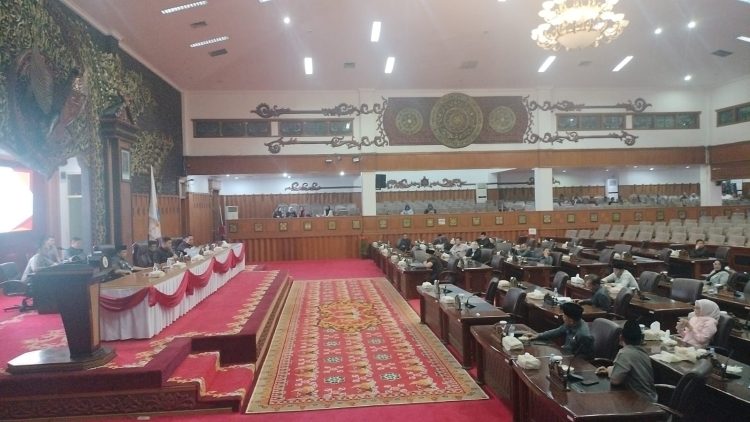 Paripurna DPRD Provinsi Jambi, Jumat 25 Juli 2025 Malam/ Foto: Ampar