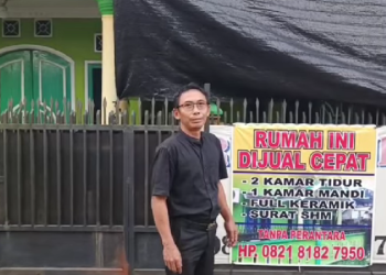 Ketua LPKNI Kurniadi saat meninjau rumah nasbah PT BPR/ foto: Istimewa