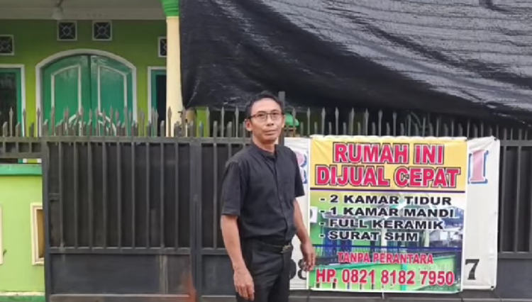 Ketua LPKNI Kurniadi saat meninjau rumah nasbah PT BPR/ foto: Istimewa