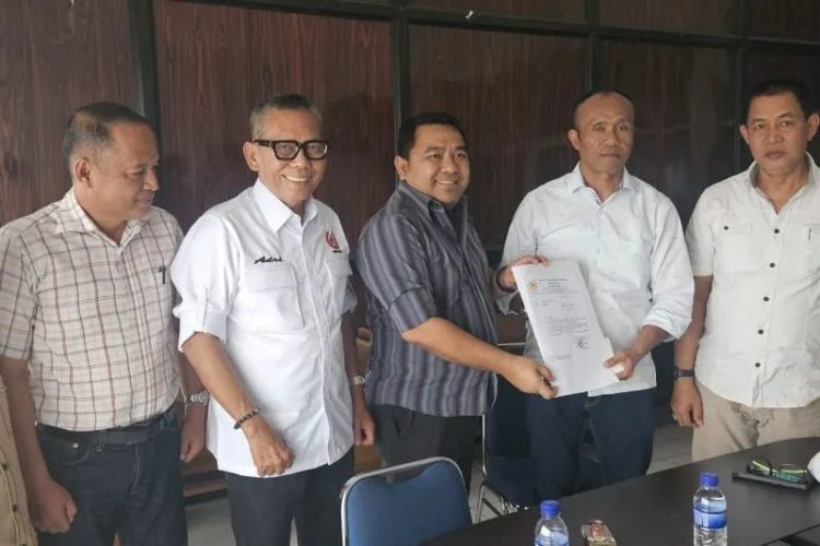 Ket Foto ; Ketua Umum KONI Provinsi Jambi, Mat Sanusi, secara resmi menyerahkan SK Kepengurusan Pengprov Percasi Jambi Masa Bakti 2025–2029 kepada Ketua Umum terpilih, Mario Liberty Siregar, dalam pertemuan resmi di Jambi, sebagai bentuk dukungan terhadap kebangkitan prestasi catur di Provinsi Jambi.
