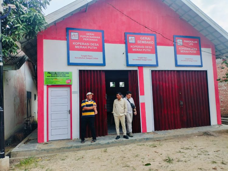 Anggota DPR RI Rocky Candra Tinjau Koperasi Desa Merah Putih Tangkit Baru/ (foto: ampar)