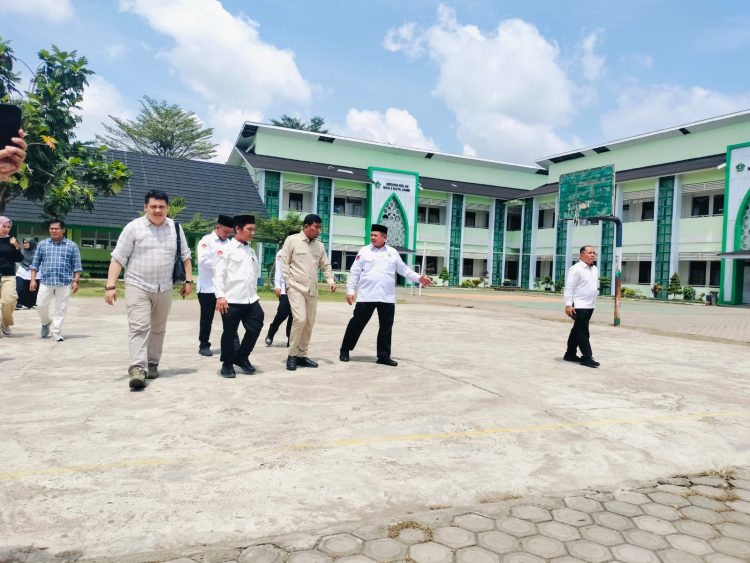 Rocky Candra saar meninjau Program MBG di MAN 2 Kota Jambi, Selasa 12 Agustus 2025/ (Foto: ampar)