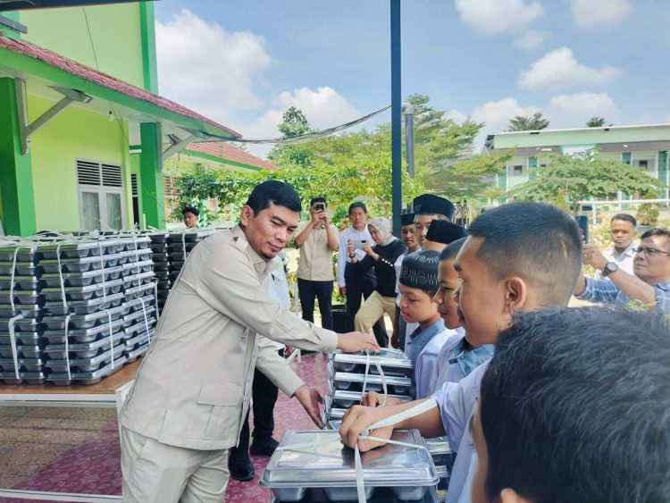Politisi Gerindra Rocky Candra Tinjau Program MBG di MAN 2 Kota Jambi/ (Foto: Ampar)