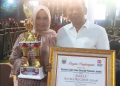 Direktur RSJD Kol Inf H M Syukur Jambi drg Iwan Hendrwan ssat menerima penghargaan/ foto: istimewa