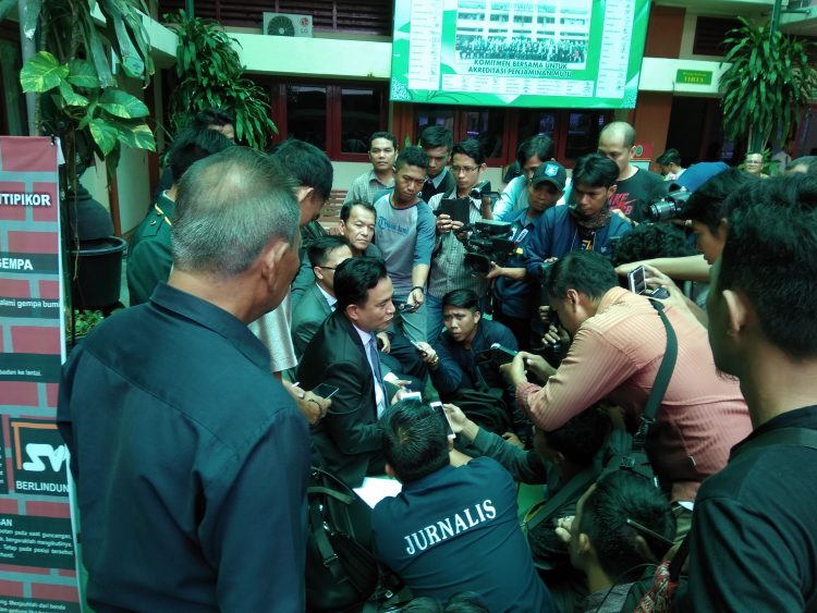 Insan pers Jambi saat mewawancari pengacara kondang Yusril Iza Mahendra di Pengadilan Negeri Jambi pada 2021 Silam/ (Foto: Juanda/Ampar)