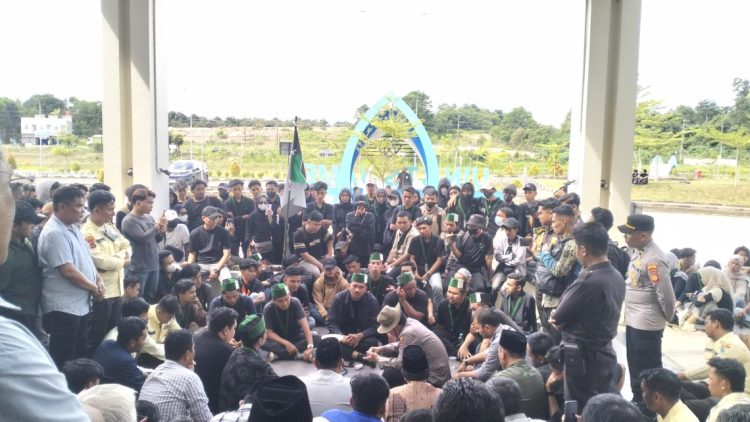 Kader HMI menggelar aksi di kampus UIN STS Jambi, Senin 1 September 2025