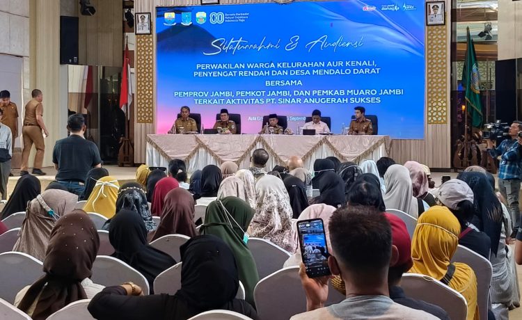 Gubernur dan Walikota Jambi saat audiensi dengan warga terkait PT SAS belum lama ini