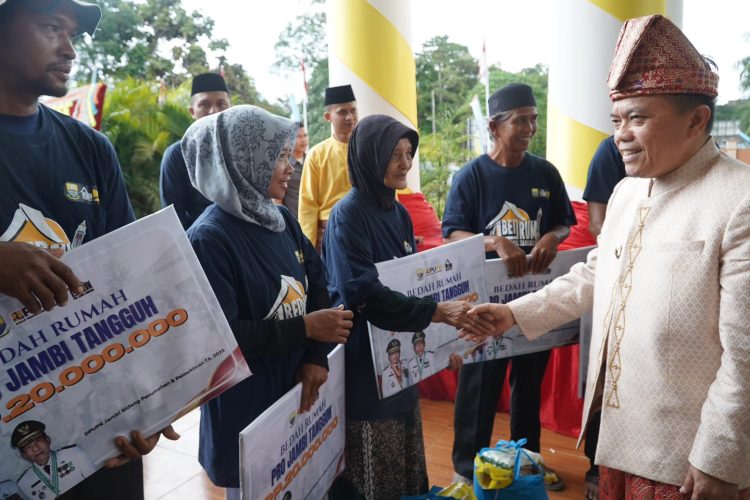 Kado HUT ke-26 Tanjab Timur, Al Haris Serahkan Bantuan Bedah Rumah Senilai Rp 1 Miliar lebih 