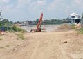 Pemerintah Pasang Police Line dan Tutup Aktivitas Stockpile Pasir Milik RTS Hidayah Nurlisa di Teluk Kenali/ foto: Ampar