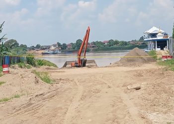 Pemerintah Pasang Police Line dan Tutup Aktivitas Stockpile Pasir Milik RTS Hidayah Nurlisa di Teluk Kenali/ foto: Ampar