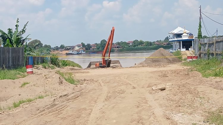 Pemerintah Pasang Police Line dan Tutup Aktivitas Stockpile Pasir Milik RTS Hidayah Nurlisa di Teluk Kenali/ foto: Ampar