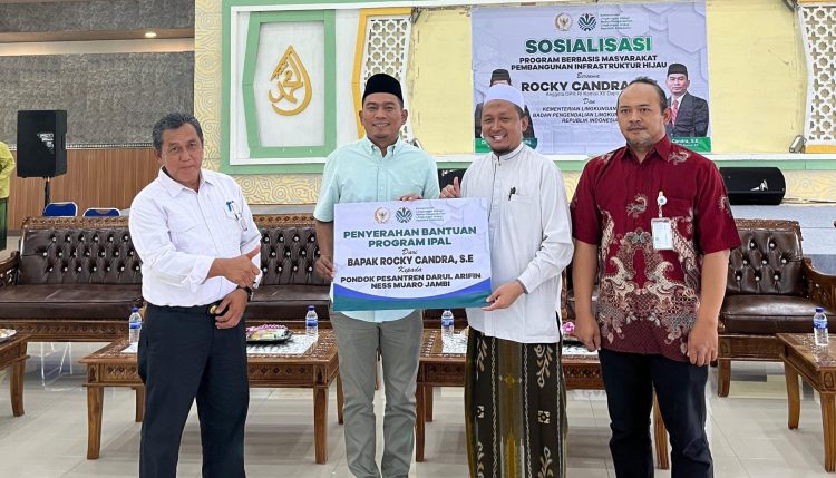 Rocky Candra Serahkan Bantuan Program IPAL ke Ponpes Darul Arifin Ness Muarojambi