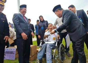 Momen Sumpah Pemuda, Al Haris Serahkan Bantuan Dumisake Pendidikan ke Siswa SMA/SMK dan SLB