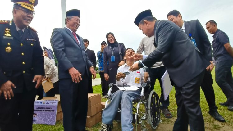 Momen Sumpah Pemuda, Al Haris Serahkan Bantuan Dumisake Pendidikan ke Siswa SMA/SMK dan SLB