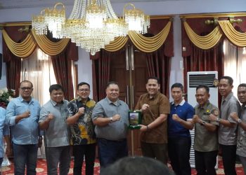Bupati Merangin, M Syukur, menerima kunjungan kerja Bupati Bengkulu Selatan, Rifai Tajudin, pada Minggu (02/11) di Rumah Dinas Bupati.