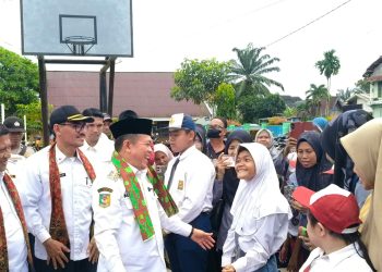 Al Haris Serahkan Bantuan Dumisak Pendidikan Kepada Siswa SMA, SMK dan SLB di Batang Hari