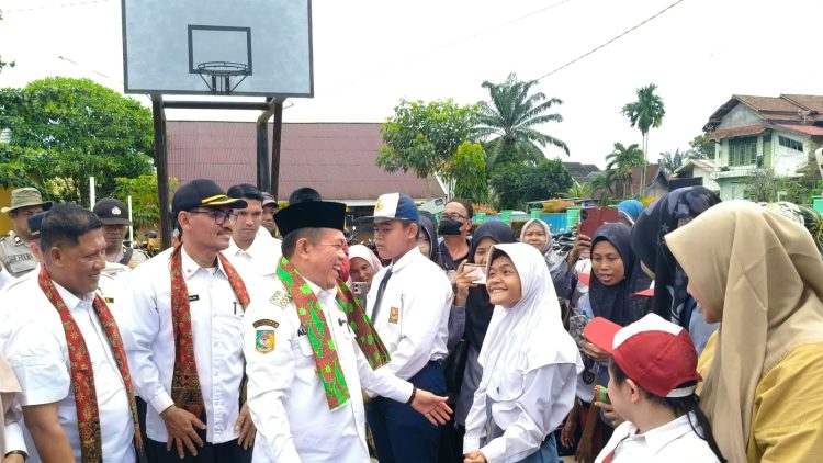 Al Haris Serahkan Bantuan Dumisak Pendidikan Kepada Siswa SMA, SMK dan SLB di Batang Hari