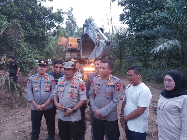 Kapolres Bungo Turun Langusng Razia PETI, Dua Alat Jenis Excavator Diamankan 