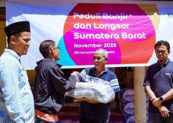 Indosat Ooredoo Hutchison Sigap Salurkan Bantuan Bantu Pemulihan Warga Korban Banjir dan Longsor di Padang Pariaman