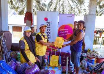 Indosat Ooredoo Hutchison Hadir Beri Bantuan Kemanusiaan bagi Warga Terdampak Bencana di Langkat, Sumatra Utara