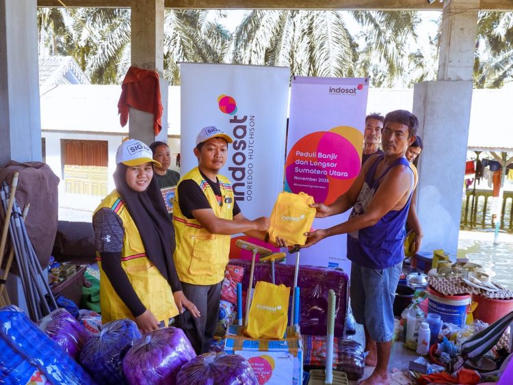 Indosat Ooredoo Hutchison Hadir Beri Bantuan Kemanusiaan bagi Warga Terdampak Bencana di Langkat, Sumatra Utara