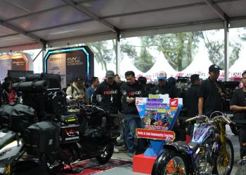 Jajaran management PT Astra Honda Motor dan PT Daya Adicipta Motora selaku main dealer sepeda motor Honda wilayah Jawa Barat berfoto bersama dengan para pemenang Honda Modif Contest 2025.
