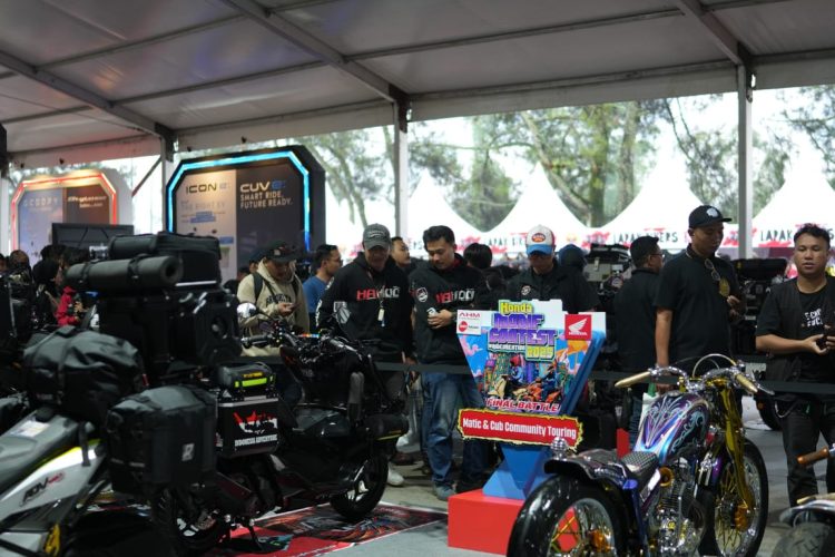 Jajaran management PT Astra Honda Motor dan PT Daya Adicipta Motora selaku main dealer sepeda motor Honda wilayah Jawa Barat berfoto bersama dengan para pemenang Honda Modif Contest 2025.