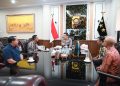 JAMBI - Kepala Kepolisian Daerah (Kapolda) Jambi Irjen Pol Krisno H Siregar didampingi Dirresnarkoba Kombes Pol Dewa Made Palguna menerima kunjungan silaturahmi Kepala Badan Narkotika Nasional (BNN) Provinsi Jambi yang baru Brigjen Pol. Asep Saepudin, S.I.K bertempat di ruang kerja Kapolda, Selasa (13/1/2026).  Dalam kunjungan silaturahmi tersebut, Kepala BNN Jambi Brigjen Pol. Asep Saepudin, S.I.K turut didampingi Kabid Berantas dan Intelijen Kombes Pol Rahmad Rasnova, S.T., Kabag Umum Emmanuel Henry Wijaya, S.H., M.H dan Penyidik Madya AKBP. Suparman, S.S., M.H.  Kegiatan ini menjadi langkah awal penguatan koordinasi dan sinergi dalam upaya pemberantasan peredaran gelap narkoba di wilayah Provinsi Jambi.  Pertemuan berlangsung dalam suasana hangat dan penuh semangat kebersamaan, dengan pembahasan utama terkait pelaksanaan tugas pemberantasan narkoba, penindakan jaringan peredaran gelap, serta strategi pencegahan yang melibatkan lintas sektor.  Kapolda Jambi Irjen Pol Krisno melalui Kabid Humas Polda Jambi, Kombes Pol. Erlan Munaji, menyampaikan bahwa silaturahmi ini merupakan bentuk komitmen bersama antara Polda Jambi dan BNNP Jambi dalam menjaga generasi muda dari ancaman narkoba.  “Kapolda Jambi menyambut baik kunjungan Ka BNNP Jambi yang baru. Sinergi antara Polda Jambi dan BNN Provinsi Jambi selama ini sudah berjalan dengan baik dan akan terus diperkuat, khususnya dalam penegakan hukum, pertukaran data intelijen, serta operasi bersama pemberantasan narkoba,” ujar Kombes Pol. Erlan Munaji.  Lebih lanjut dijelaskan, kejahatan narkotika merupakan kejahatan luar biasa yang membutuhkan kolaborasi kuat antar lembaga. Oleh karena itu, komunikasi intensif dan kesamaan langkah menjadi kunci dalam menekan peredaran narkoba di Jambi.  “Polda Jambi siap mendukung penuh program dan kebijakan BNNP Jambi. Dengan sinergi yang solid, diharapkan upaya pencegahan dan pemberantasan narkoba dapat berjalan lebih efektif dan berkelanjutan,” tambahnya.  Seperti yang diketahui Kapolda Jambi Irjen Pol Krisno H Siregar telah banyak menangani kasus narkoba terutama saat dirinya menjadi Direktur Tindak Pidana Narkoba Bareskrim Polri dari tahun 2020-2023.  Berbagai macam prestasi serta pengungkapan telah dilakukan nya seperti penangkapan 40 kg Sabu pada tahun 2020 dimedan dan masih banyak lagi.  Melalui silaturahmi ini, diharapkan terbangun koordinasi yang semakin erat antara Polda Jambi dan BNN Provinsi Jambi dalam mewujudkan Jambi yang bersih dari penyalahgunaan dan peredaran gelap narkoba.