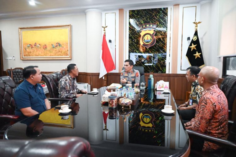JAMBI - Kepala Kepolisian Daerah (Kapolda) Jambi Irjen Pol Krisno H Siregar didampingi Dirresnarkoba Kombes Pol Dewa Made Palguna menerima kunjungan silaturahmi Kepala Badan Narkotika Nasional (BNN) Provinsi Jambi yang baru Brigjen Pol. Asep Saepudin, S.I.K bertempat di ruang kerja Kapolda, Selasa (13/1/2026).  Dalam kunjungan silaturahmi tersebut, Kepala BNN Jambi Brigjen Pol. Asep Saepudin, S.I.K turut didampingi Kabid Berantas dan Intelijen Kombes Pol Rahmad Rasnova, S.T., Kabag Umum Emmanuel Henry Wijaya, S.H., M.H dan Penyidik Madya AKBP. Suparman, S.S., M.H.  Kegiatan ini menjadi langkah awal penguatan koordinasi dan sinergi dalam upaya pemberantasan peredaran gelap narkoba di wilayah Provinsi Jambi.  Pertemuan berlangsung dalam suasana hangat dan penuh semangat kebersamaan, dengan pembahasan utama terkait pelaksanaan tugas pemberantasan narkoba, penindakan jaringan peredaran gelap, serta strategi pencegahan yang melibatkan lintas sektor.  Kapolda Jambi Irjen Pol Krisno melalui Kabid Humas Polda Jambi, Kombes Pol. Erlan Munaji, menyampaikan bahwa silaturahmi ini merupakan bentuk komitmen bersama antara Polda Jambi dan BNNP Jambi dalam menjaga generasi muda dari ancaman narkoba.  “Kapolda Jambi menyambut baik kunjungan Ka BNNP Jambi yang baru. Sinergi antara Polda Jambi dan BNN Provinsi Jambi selama ini sudah berjalan dengan baik dan akan terus diperkuat, khususnya dalam penegakan hukum, pertukaran data intelijen, serta operasi bersama pemberantasan narkoba,” ujar Kombes Pol. Erlan Munaji.  Lebih lanjut dijelaskan, kejahatan narkotika merupakan kejahatan luar biasa yang membutuhkan kolaborasi kuat antar lembaga. Oleh karena itu, komunikasi intensif dan kesamaan langkah menjadi kunci dalam menekan peredaran narkoba di Jambi.  “Polda Jambi siap mendukung penuh program dan kebijakan BNNP Jambi. Dengan sinergi yang solid, diharapkan upaya pencegahan dan pemberantasan narkoba dapat berjalan lebih efektif dan berkelanjutan,” tambahnya.  Seperti yang diketahui Kapolda Jambi Irjen Pol Krisno H Siregar telah banyak menangani kasus narkoba terutama saat dirinya menjadi Direktur Tindak Pidana Narkoba Bareskrim Polri dari tahun 2020-2023.  Berbagai macam prestasi serta pengungkapan telah dilakukan nya seperti penangkapan 40 kg Sabu pada tahun 2020 dimedan dan masih banyak lagi.  Melalui silaturahmi ini, diharapkan terbangun koordinasi yang semakin erat antara Polda Jambi dan BNN Provinsi Jambi dalam mewujudkan Jambi yang bersih dari penyalahgunaan dan peredaran gelap narkoba.