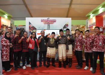Foto: Kunjungan Gubernur Jambi Al Haris dan Wakil Gubernur Abdullah Sani ke Booth SKK Migas yang meninjau produk UMKM binaan. Didampingi Field Manager PEP Jambi, SKK Migas Sumbagsel, dan KKKS wilayah Jambi, keduanya melihat langsung beragam produk sekaligus mengapresiasi upaya pemberdayaan UMKM lokal yang dilakukan secara berkelanjutan.