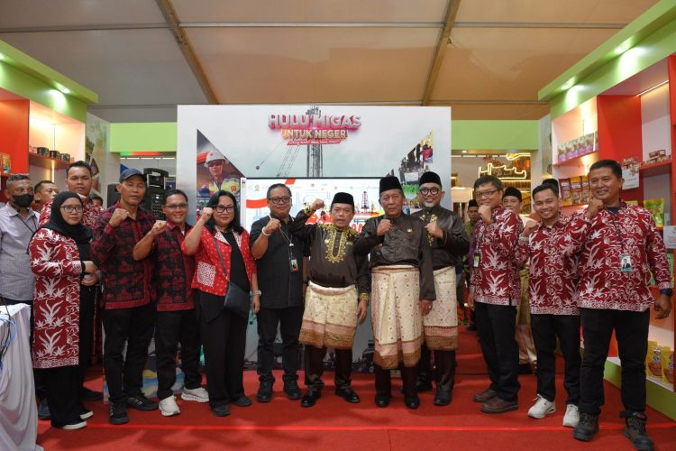 Foto: Kunjungan Gubernur Jambi Al Haris dan Wakil Gubernur Abdullah Sani ke Booth SKK Migas yang meninjau produk UMKM binaan. Didampingi Field Manager PEP Jambi, SKK Migas Sumbagsel, dan KKKS wilayah Jambi, keduanya melihat langsung beragam produk sekaligus mengapresiasi upaya pemberdayaan UMKM lokal yang dilakukan secara berkelanjutan.