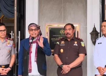 Anggota Komisi III DPR RI menyampaikan keterangan pers usai pertemuan dengan Polda Jambi, Kejati Jambi, dan BNNP Jambi terkait penyelesaian perkara guru dan murid yang dinilai telah ditangani sesuai mekanisme KUHP baru, Kamis (22/1/2026)