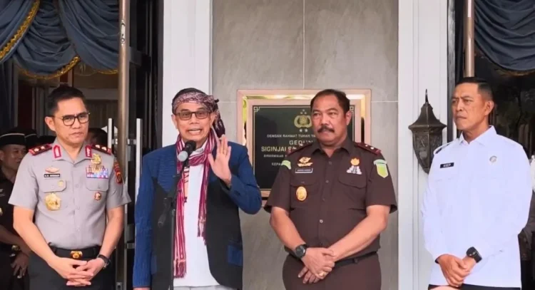 Anggota Komisi III DPR RI menyampaikan keterangan pers usai pertemuan dengan Polda Jambi, Kejati Jambi, dan BNNP Jambi terkait penyelesaian perkara guru dan murid yang dinilai telah ditangani sesuai mekanisme KUHP baru, Kamis (22/1/2026)