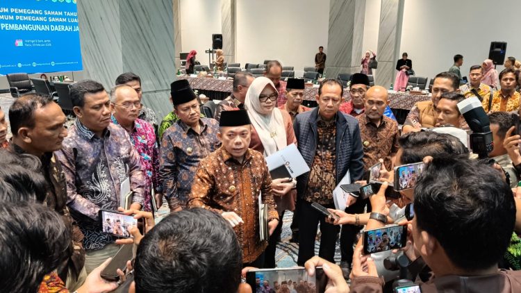 Gubernur Jambi Al Haris bersama Bupati/Walikota selaku pemegang saham dan jajaran direksi beserta komisaris Bank Jambi usai RUPS