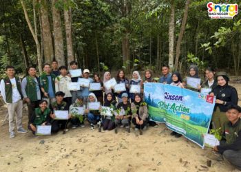Para instruktur Safety Riding Astra Honda sedang memberikan edukasi kepada anak-anak usia dini dengan menggunakan miniatur lalu lintas dan praktik di area kids yang berada di AHM Safety Riding Training Cender, Deltamas, Jawa Barat.