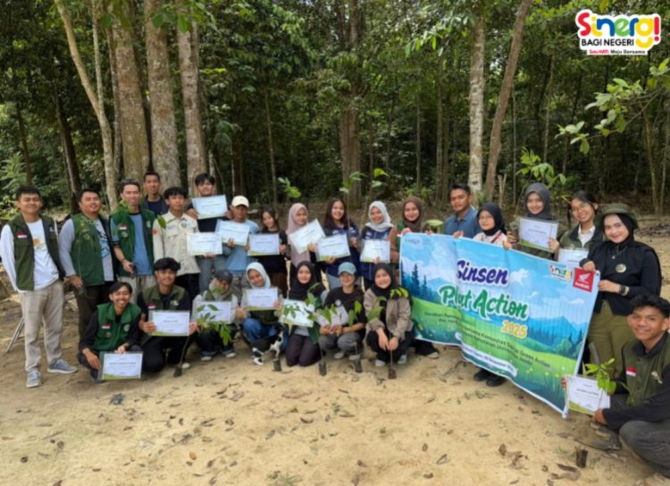 Para instruktur Safety Riding Astra Honda sedang memberikan edukasi kepada anak-anak usia dini dengan menggunakan miniatur lalu lintas dan praktik di area kids yang berada di AHM Safety Riding Training Cender, Deltamas, Jawa Barat.