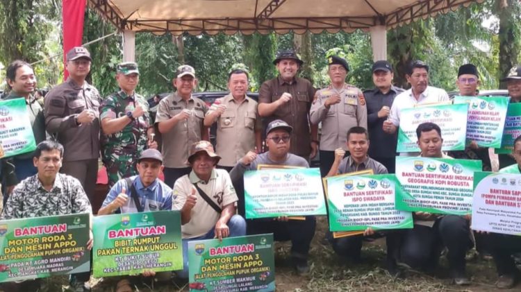 Dukung Ketahanan Pangan dan Lingkungan, Bupati Syukur Dampingi Gubernur Al Haris Tanam Padi dan Salurkan Bantuan BiosCF ISFL di Desa Seling