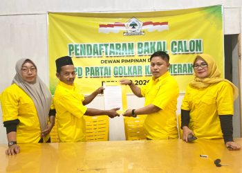 Ketua Tim Pemenangannya, Jaspari, ke Kantor DPD Golkar Kabupaten Merangin pada pukul 15.17 WIB